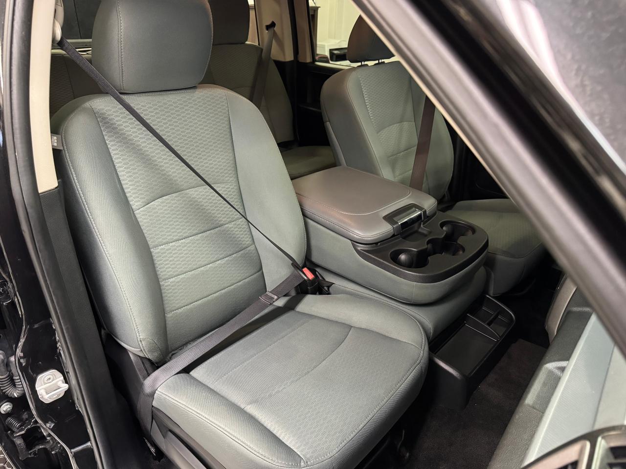 2016 RAM 1500 4x4 5.7l V8 HEMI Crew ST+Camera+A/C+CLEAN CARFAX Photo23