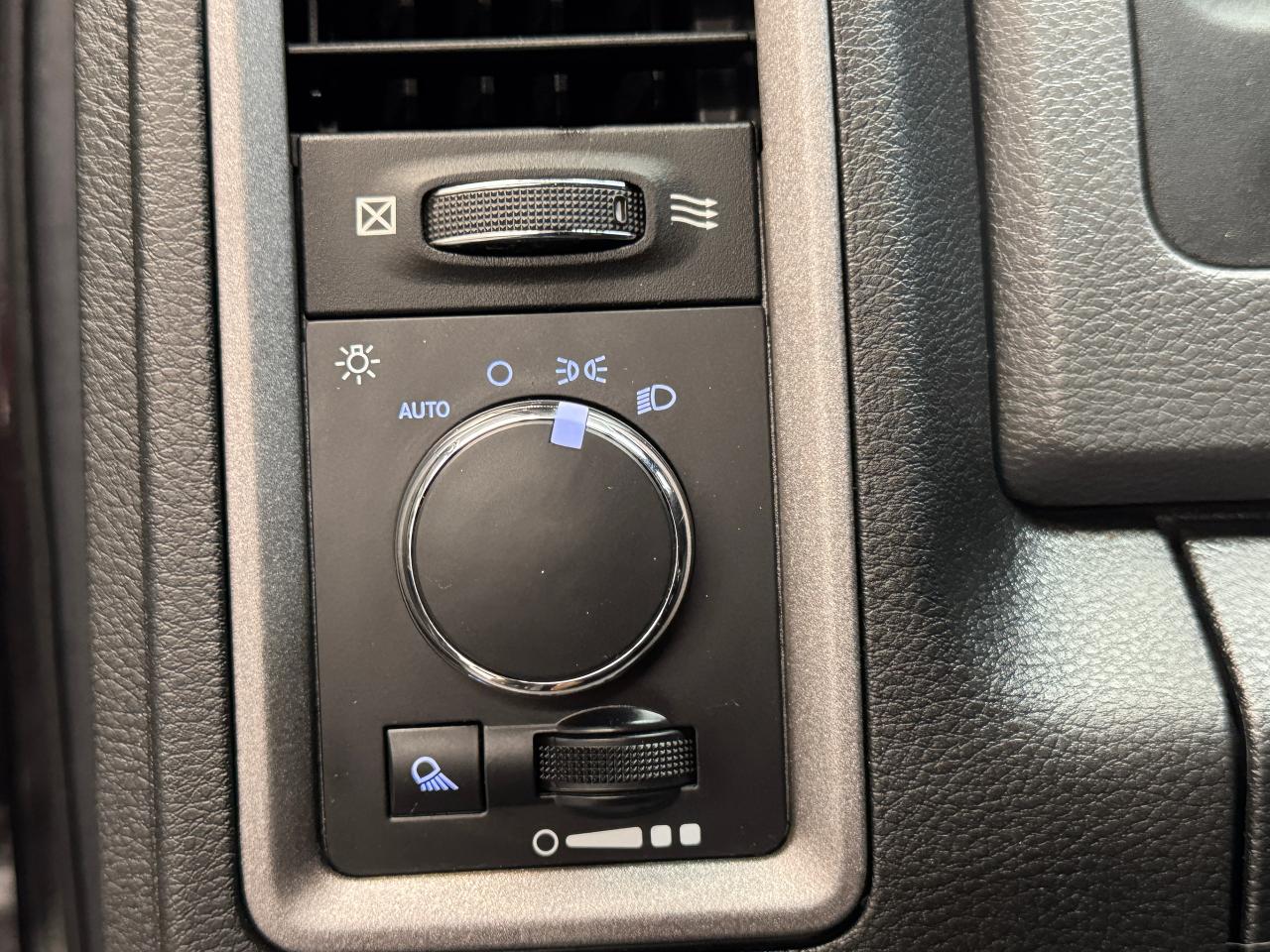 2016 RAM 1500 4x4 5.7l V8 HEMI Crew ST+Camera+A/C+CLEAN CARFAX Photo94