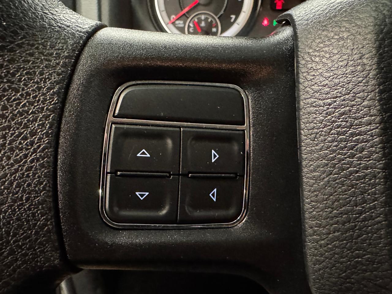 2016 RAM 1500 4x4 5.7l V8 HEMI Crew ST+Camera+A/C+CLEAN CARFAX Photo38