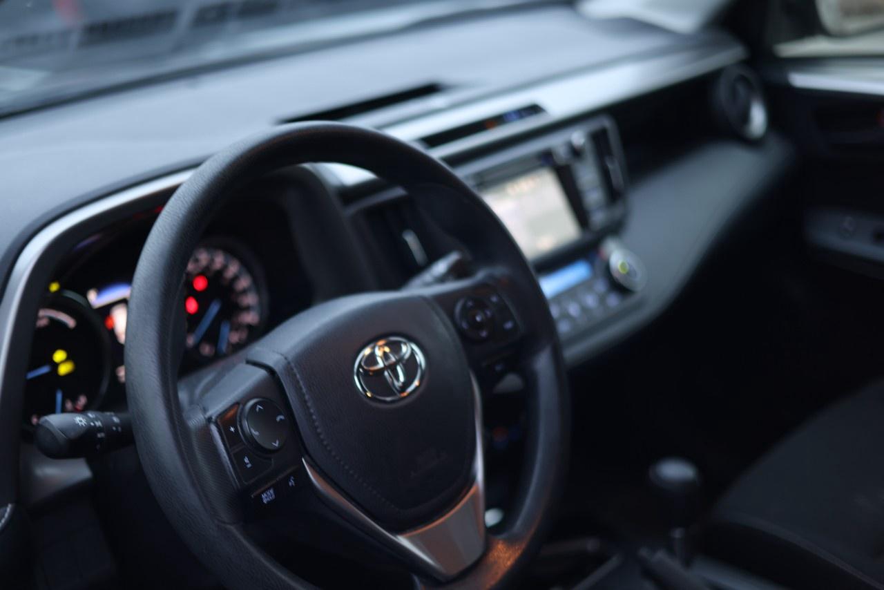 2018 Toyota RAV4 AWD Hybrid LE Photo