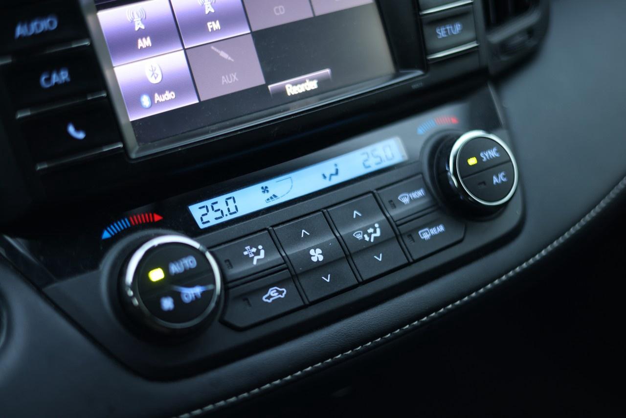 2018 Toyota RAV4 AWD Hybrid LE Photo