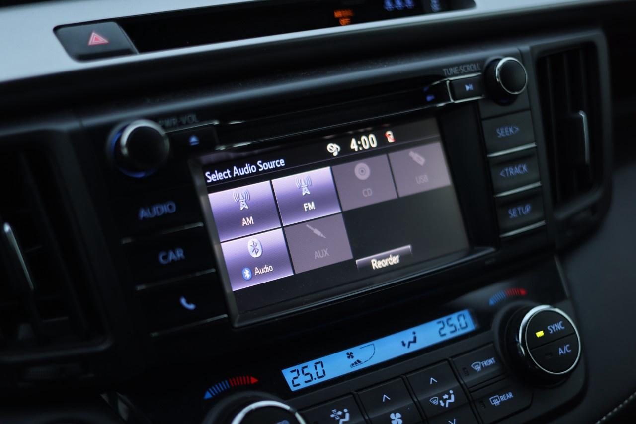 2018 Toyota RAV4 AWD Hybrid LE Photo