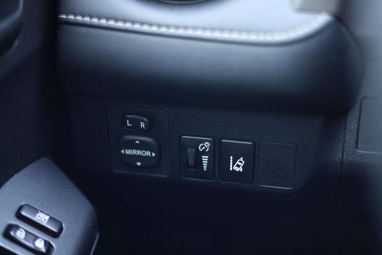 2018 Toyota RAV4 AWD Hybrid LE Photo