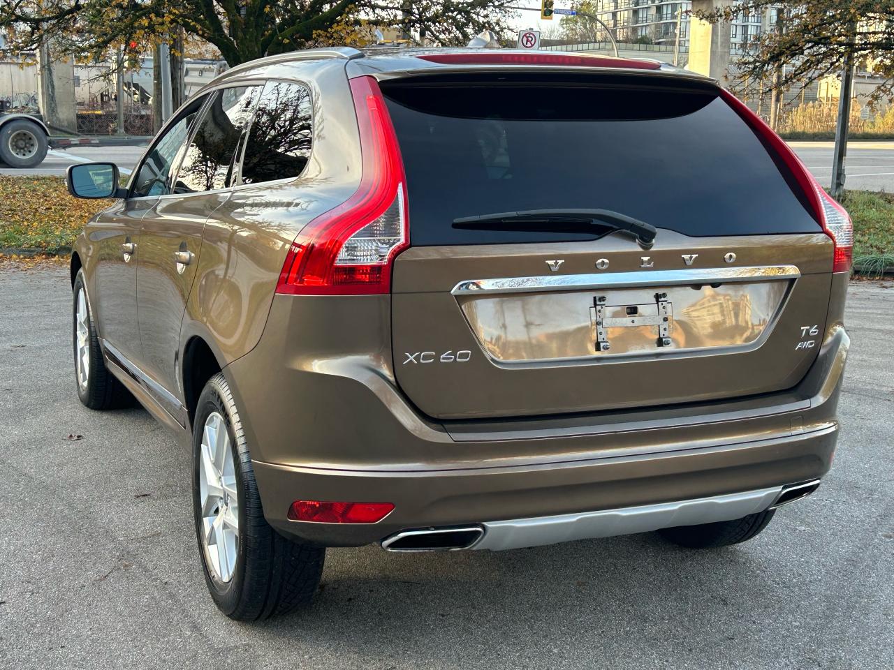 2017 Volvo XC60 T6 Drive-E Premier - Photo #3