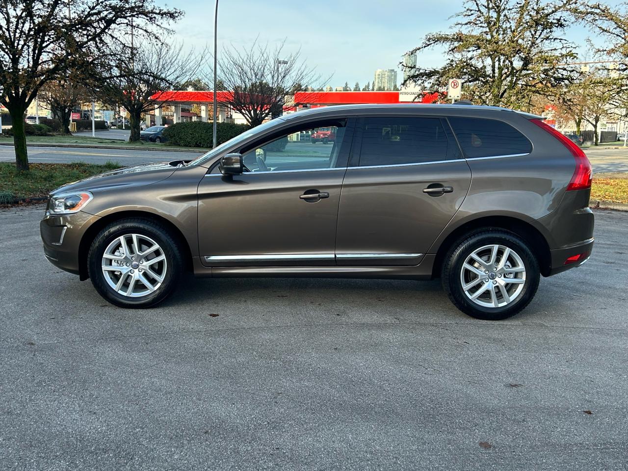 2017 Volvo XC60 T6 Drive-E Premier - Photo #2