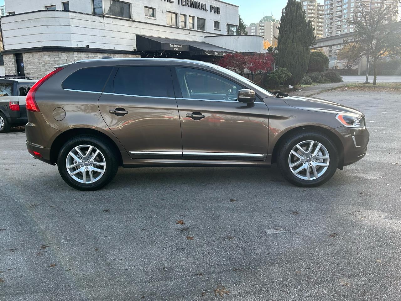 2017 Volvo XC60 T6 Drive-E Premier - Photo #7