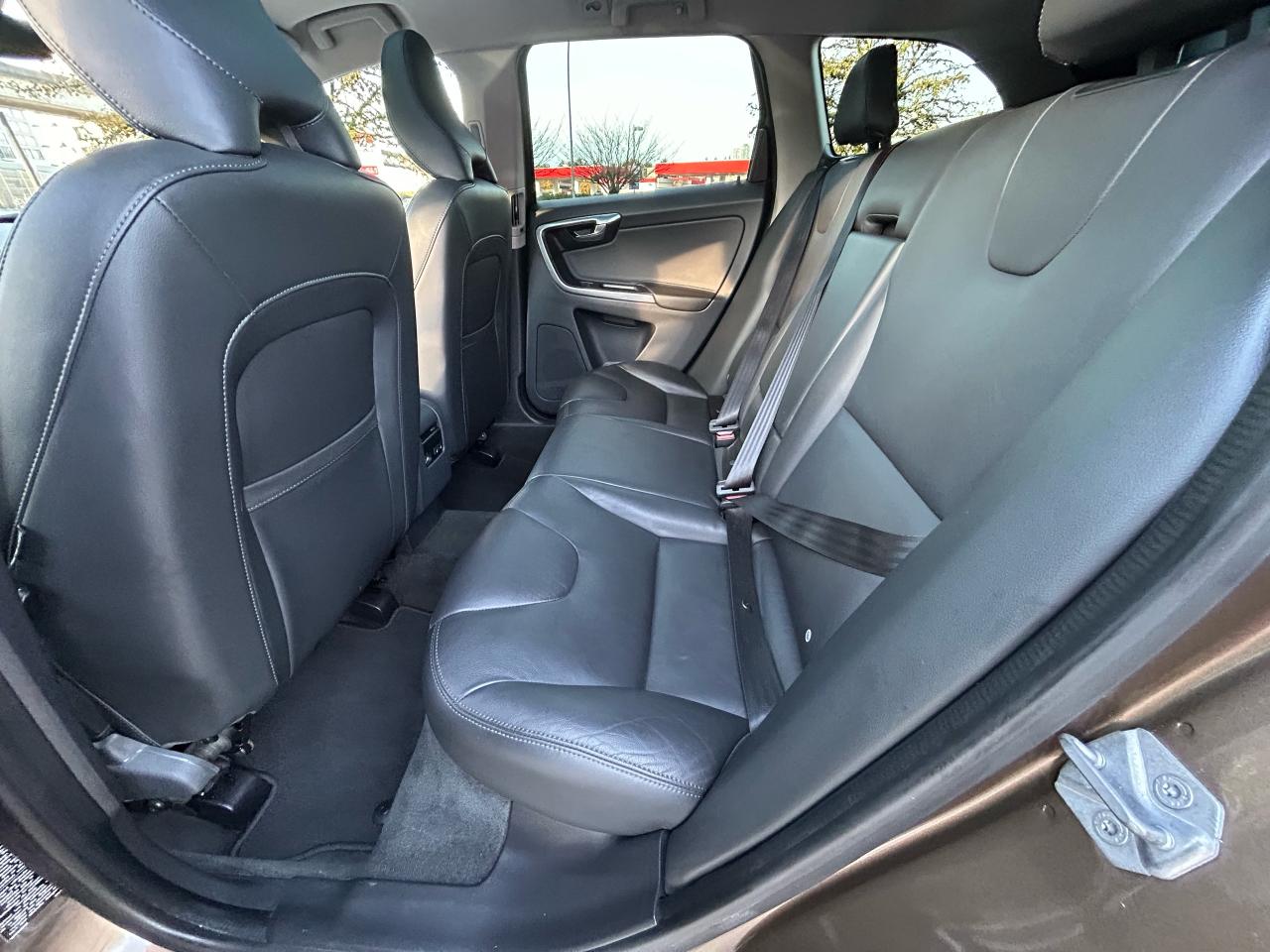 2017 Volvo XC60 T6 Drive-E Premier - Photo #11