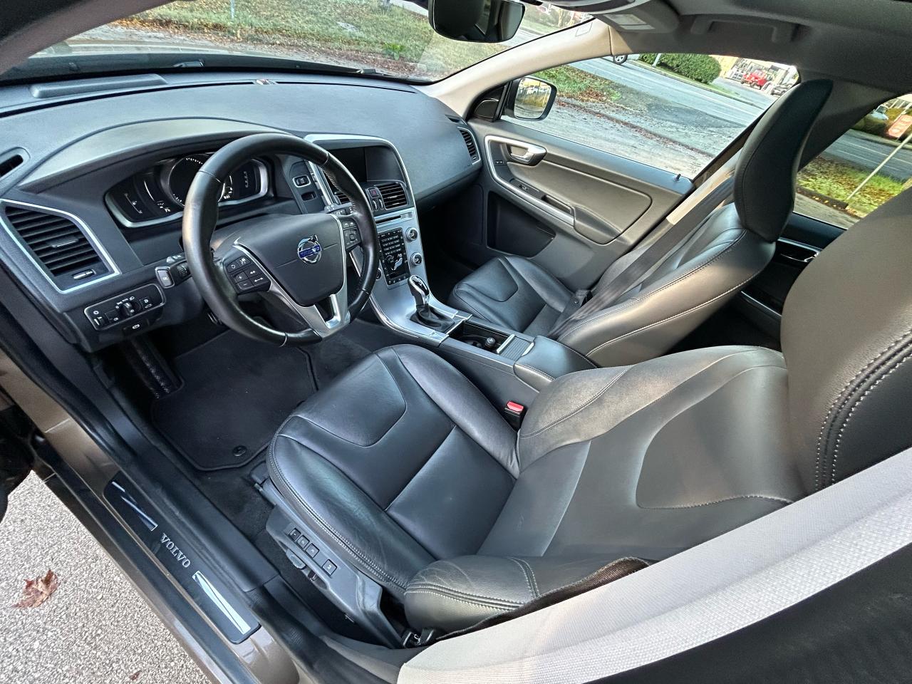 2017 Volvo XC60 T6 Drive-E Premier - Photo #10