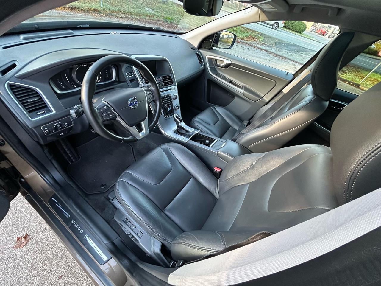 2017 Volvo XC60 T6 Drive-E Premier - Photo #9