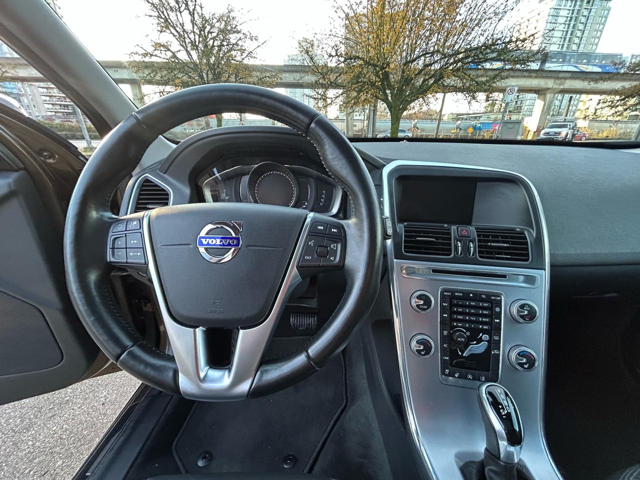 2017 Volvo XC60 T6 Drive-E Premier - Photo #14