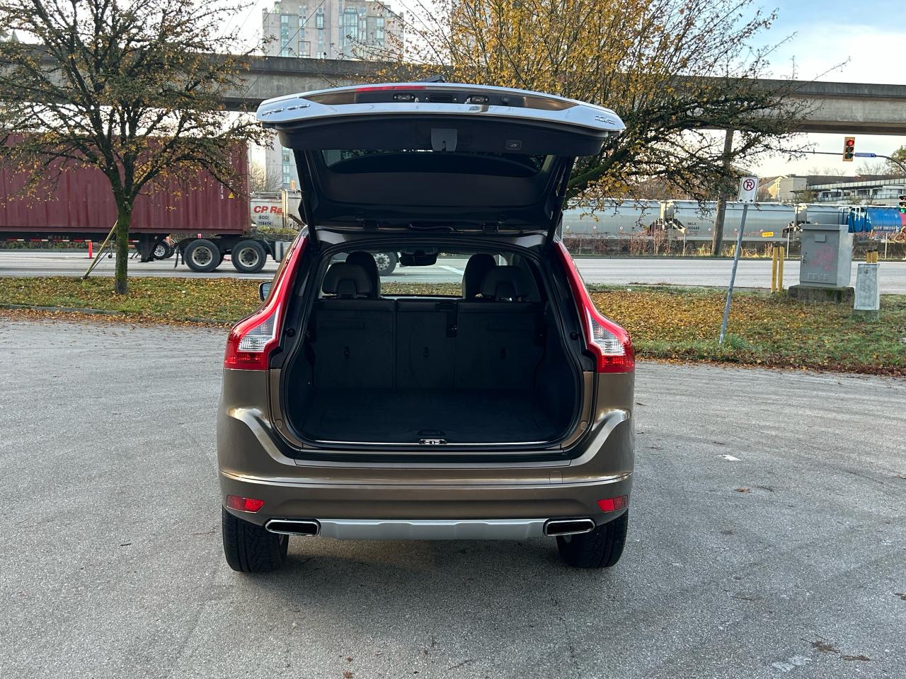 2017 Volvo XC60 T6 Drive-E Premier - Photo #5