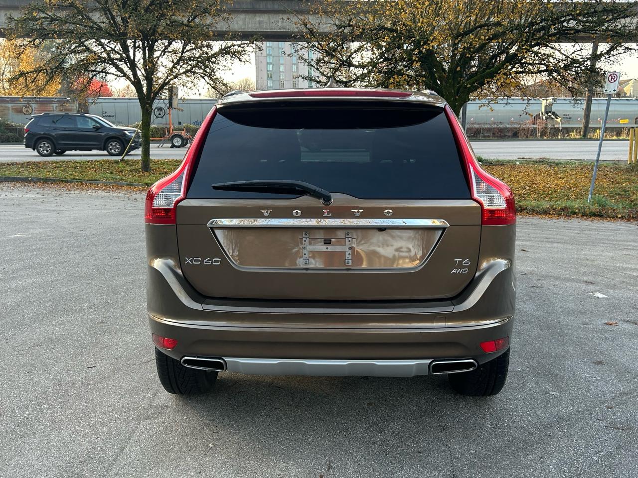 2017 Volvo XC60 T6 Drive-E Premier - Photo #4