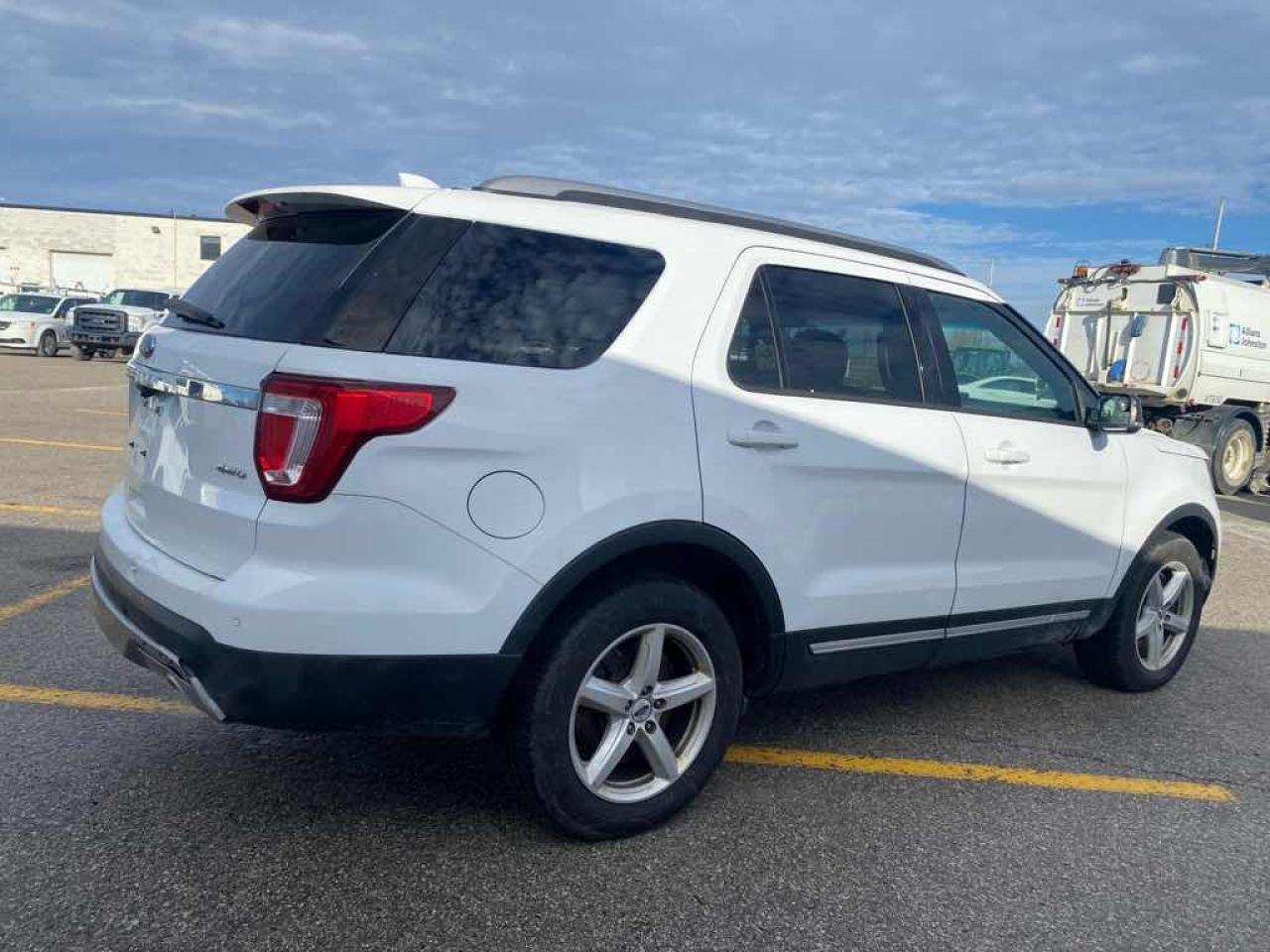 2017 Ford Explorer XLT - Photo #4