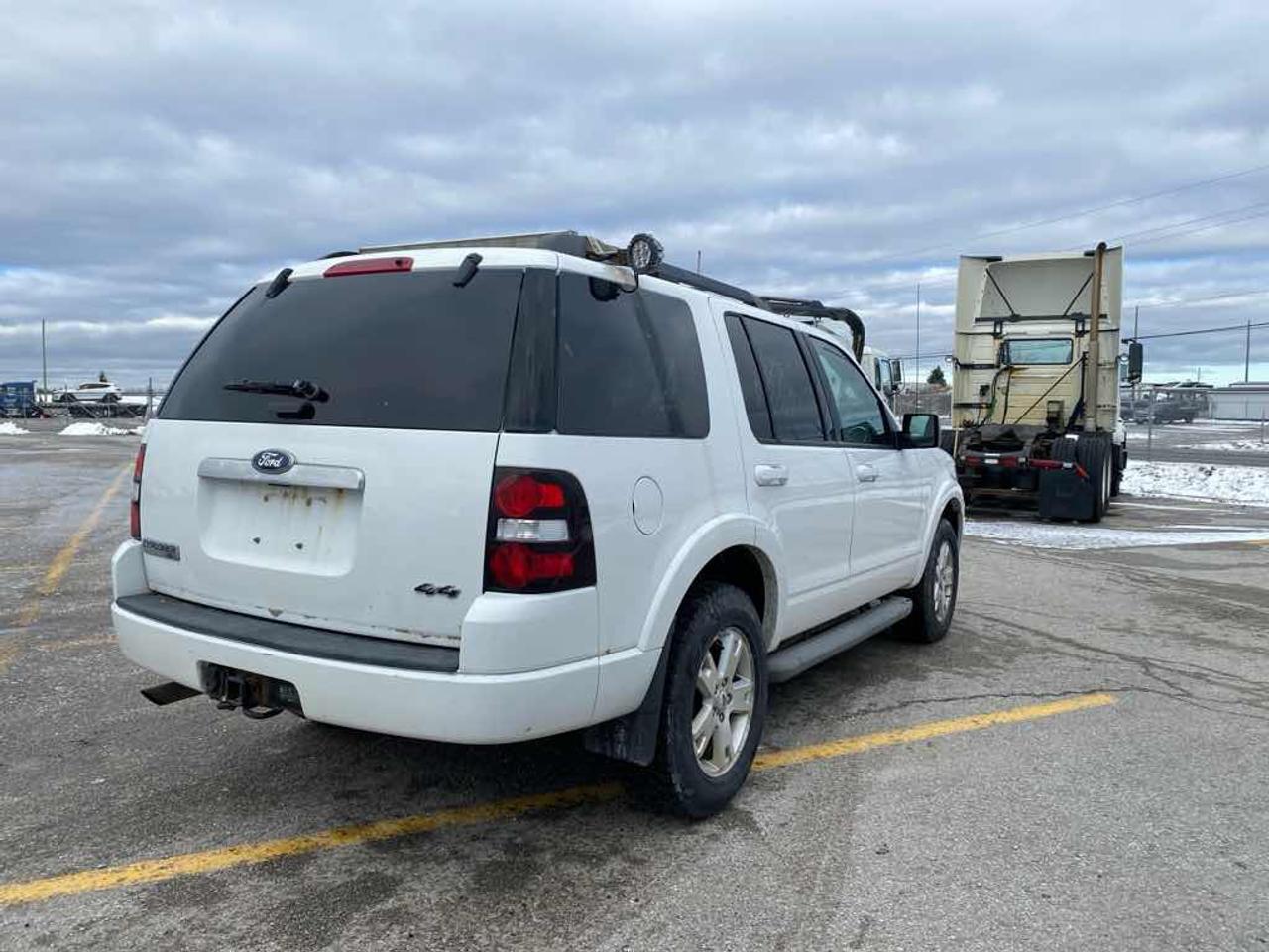 2010 Ford Explorer XLT Photo3
