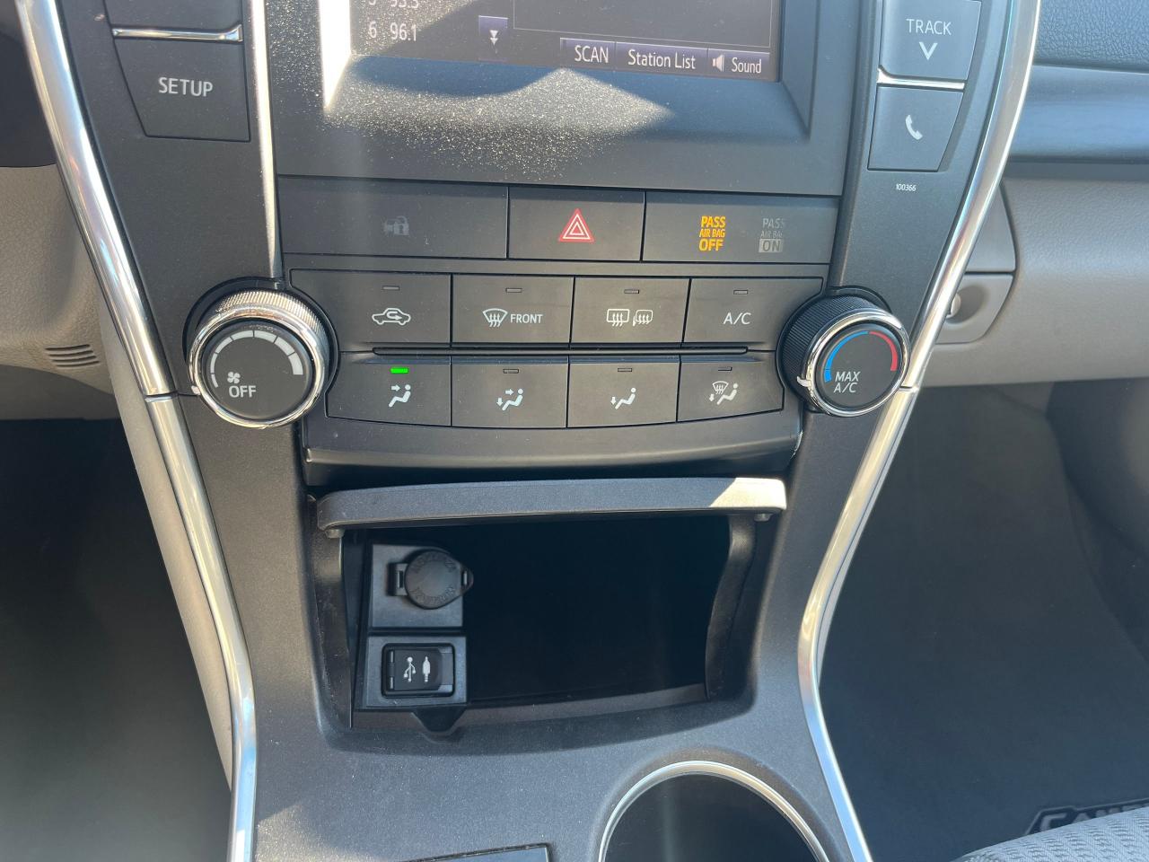 2015 Toyota Camry 4dr Sdn I4 Auto LE Photo