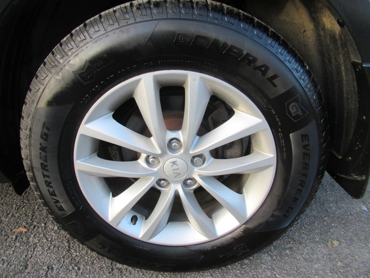 2017 Kia Sorento FWD 4DR LX - Photo #4