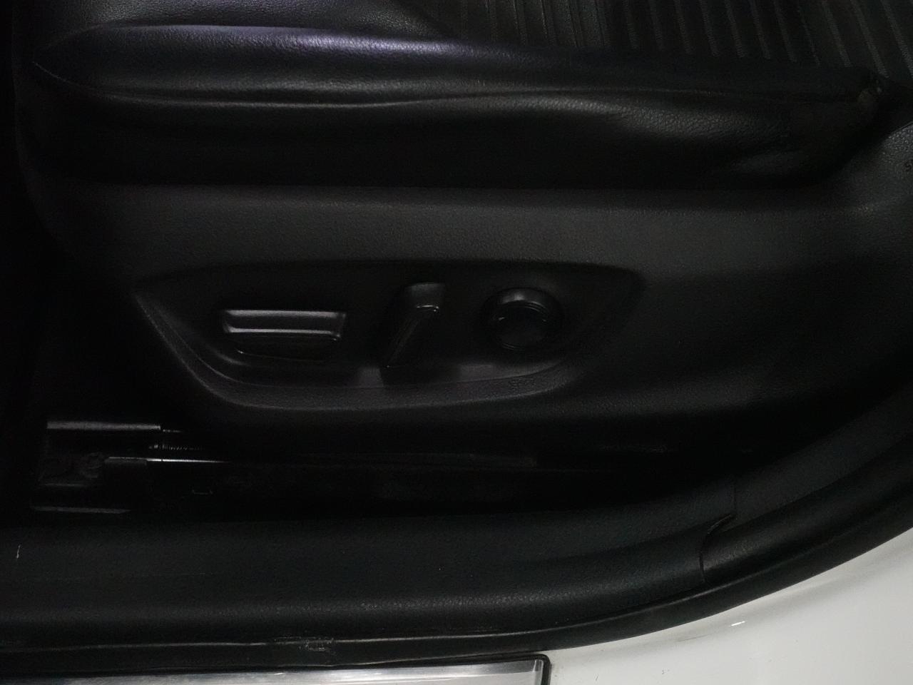 2020 Toyota Camry SE UPGRADE | Leather | Sunroof | LaneDep | CarPlay