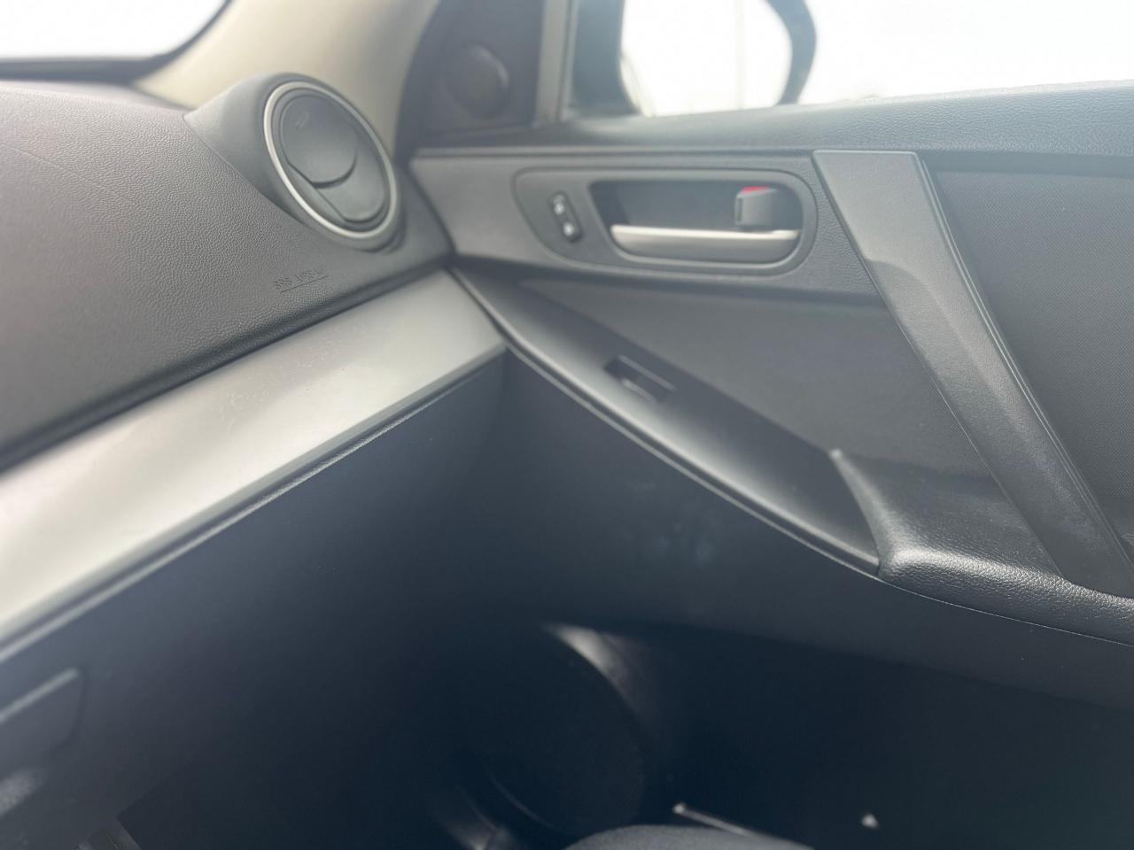 2013 Mazda MAZDA3 4dr Sdn Auto GX Photo