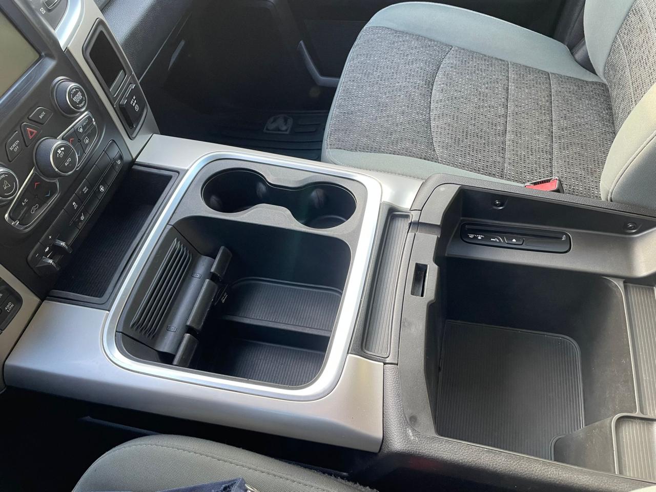 2016 RAM 1500 4WD Crew Cab 149" Outdoorsman 5.7HEMI NO ACCIDENT - Photo #10