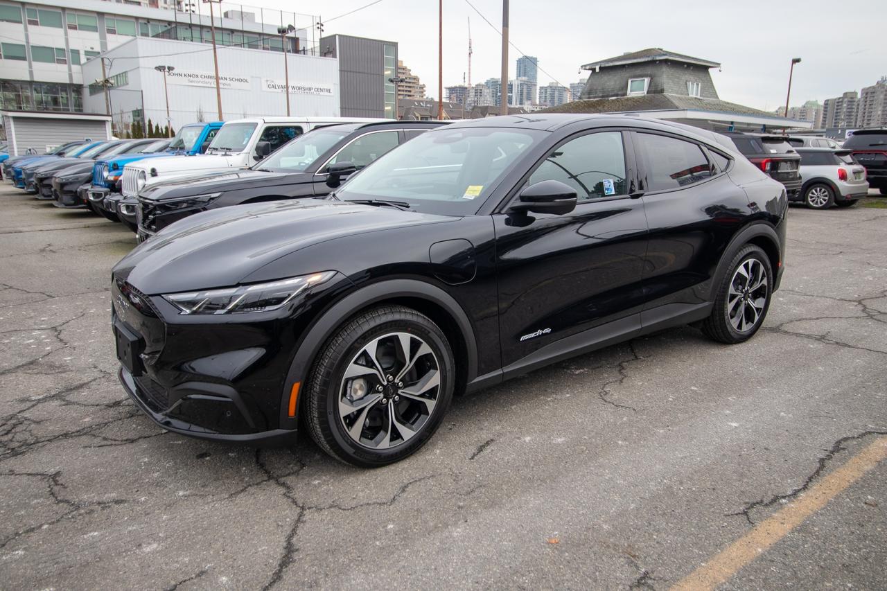 2025 Ford Mustang Mach-E SELECT AWD Standard Range Battery Photo2