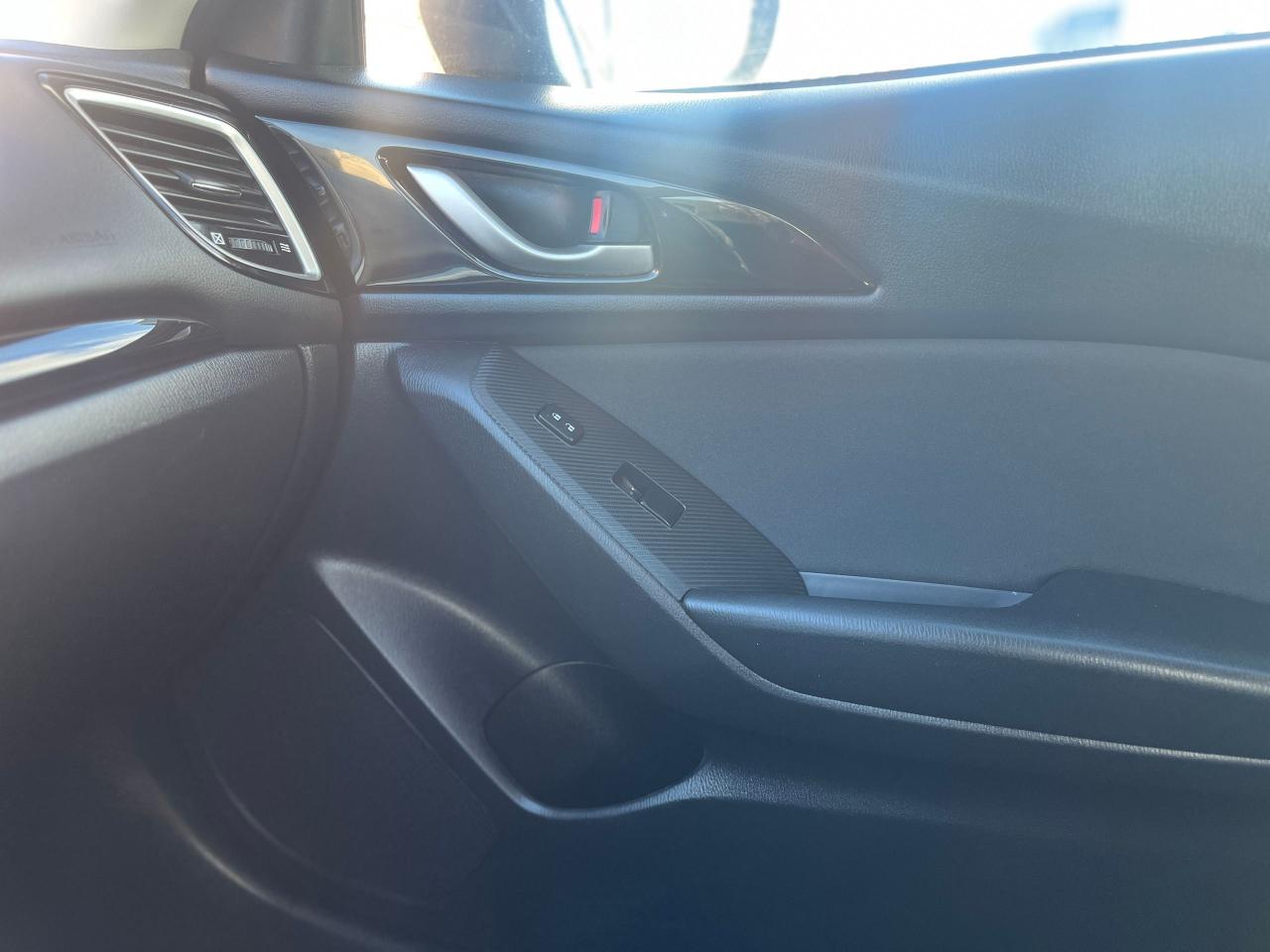 2016 Mazda MAZDA3 4dr Sdn Auto GS Photo