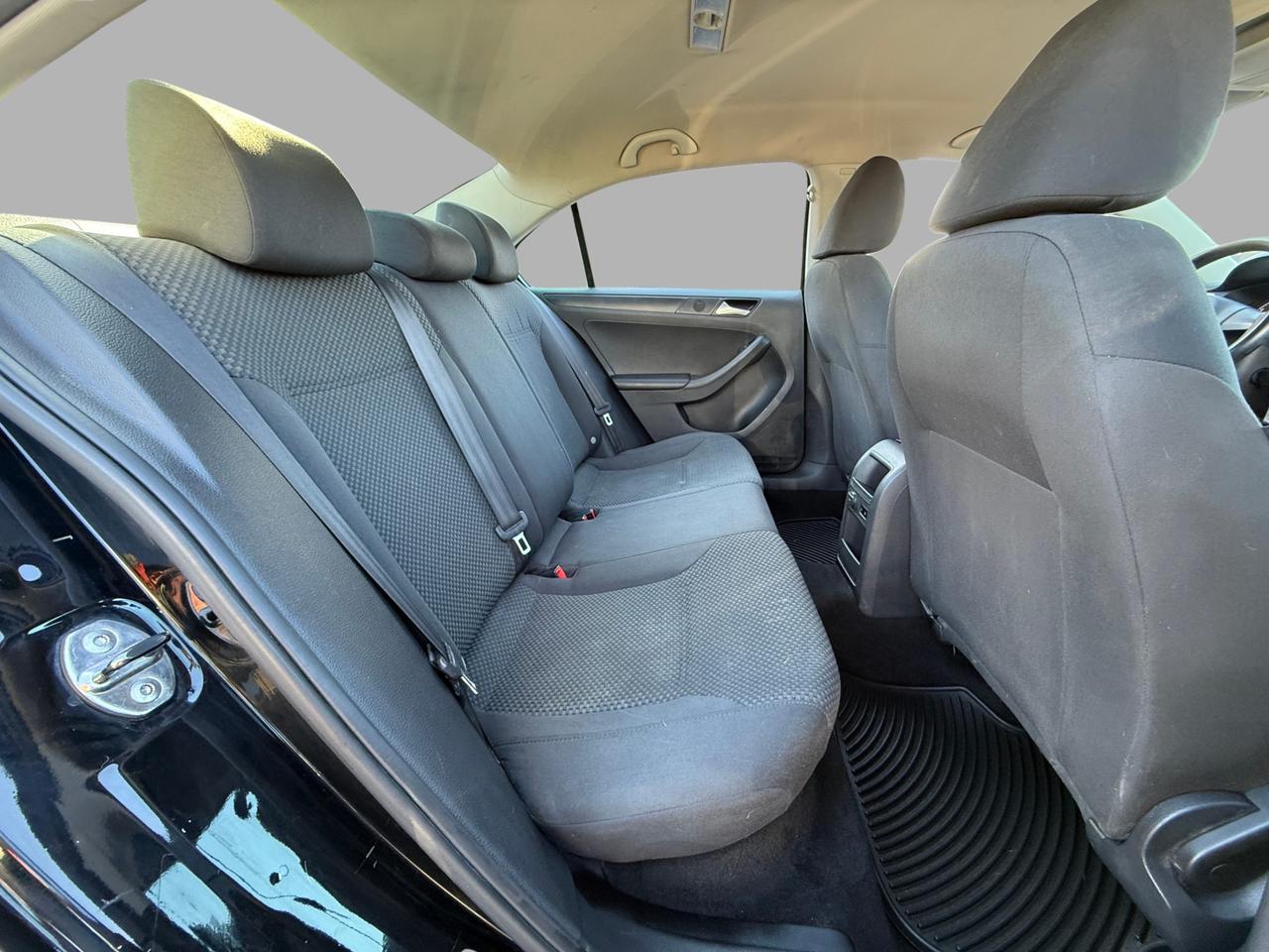 2013 Volkswagen Jetta 4dr 2.0L Man Trendline Photo