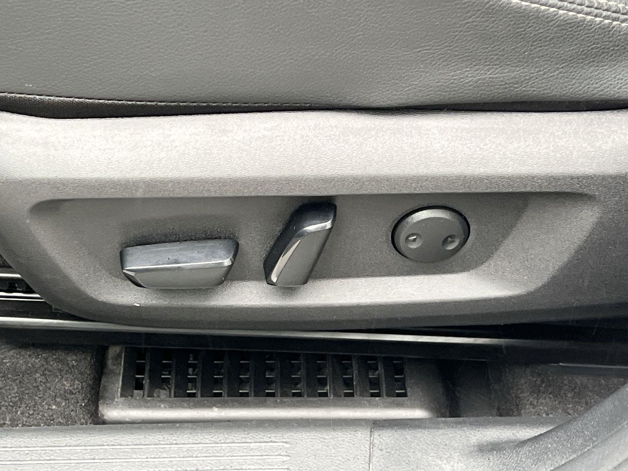 2023 Nissan Rogue SL AWD, MOONROOF, HEATED LEATHER SEATS, POWER LIFTGATE, BACK UP CAM, NAV!! Photo