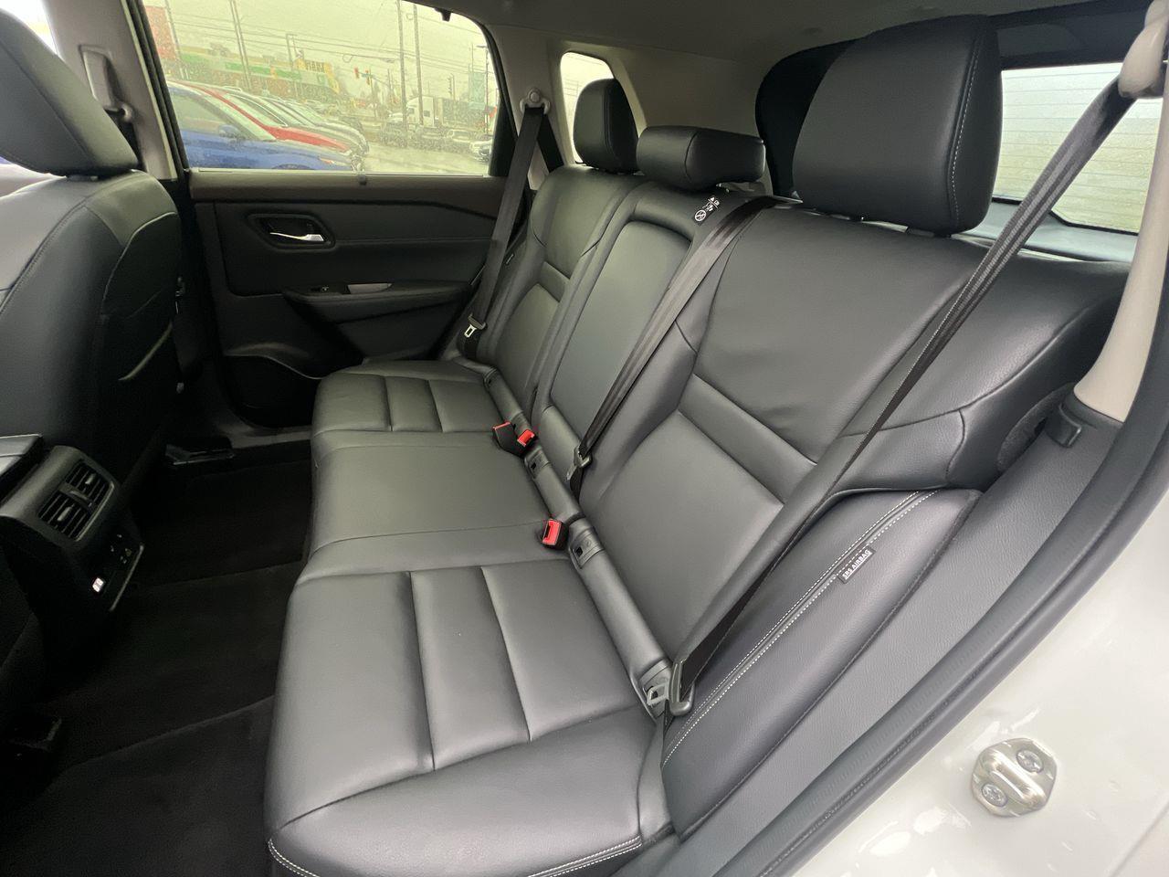 2023 Nissan Rogue SL AWD, MOONROOF, HEATED LEATHER SEATS, POWER LIFTGATE, BACK UP CAM, NAV!! Photo