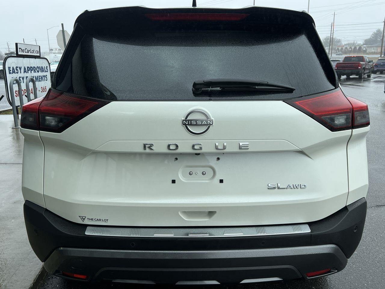 2023 Nissan Rogue SL AWD, MOONROOF, HEATED LEATHER SEATS, POWER LIFTGATE, BACK UP CAM, NAV!! Photo