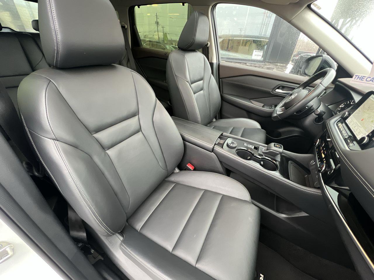 2023 Nissan Rogue SL AWD, MOONROOF, HEATED LEATHER SEATS, POWER LIFTGATE, BACK UP CAM, NAV!! Photo