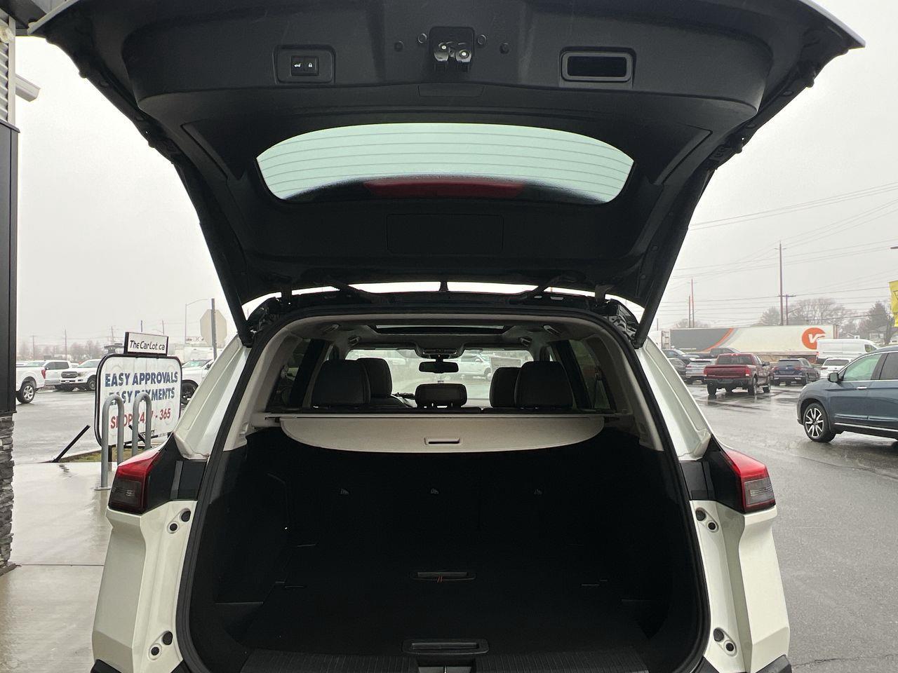 2023 Nissan Rogue SL AWD, MOONROOF, HEATED LEATHER SEATS, POWER LIFTGATE, BACK UP CAM, NAV!! Photo