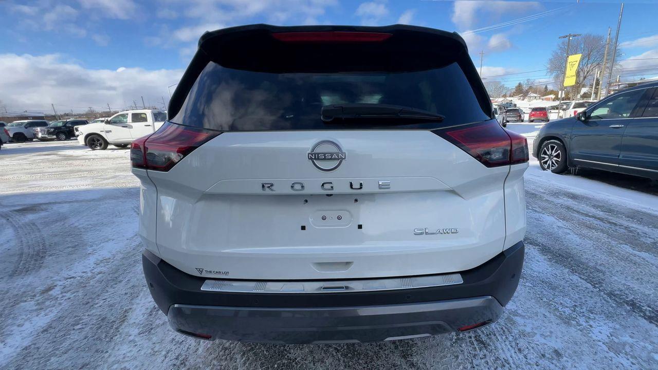 2023 Nissan Rogue SL AWD, MOONROOF, HEATED LEATHER SEATS, POWER LIFTGATE, BACK UP CAM, NAV!! Photo