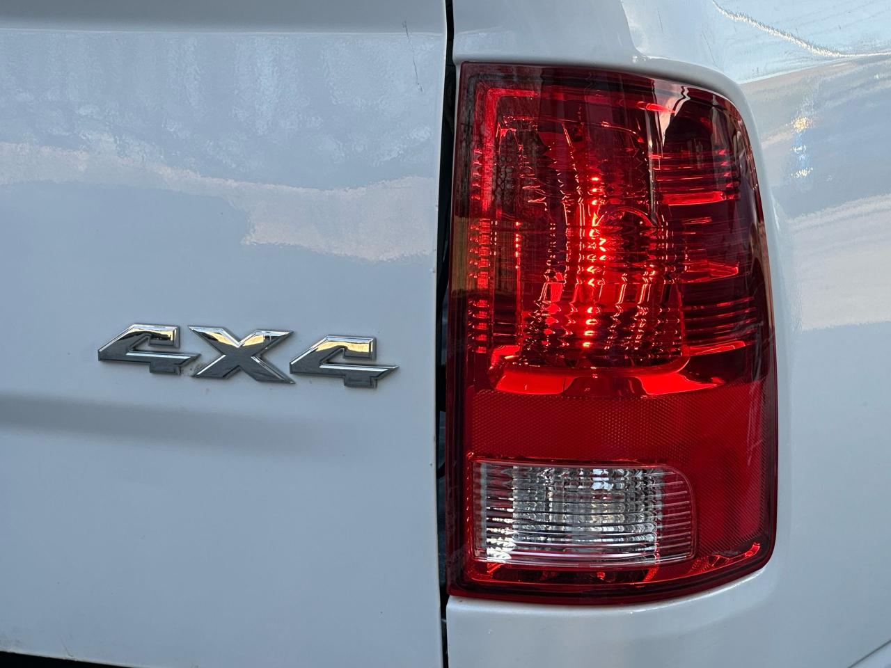 2015 RAM 1500 4WD Crew Cab 140.5" ST - Photo #4