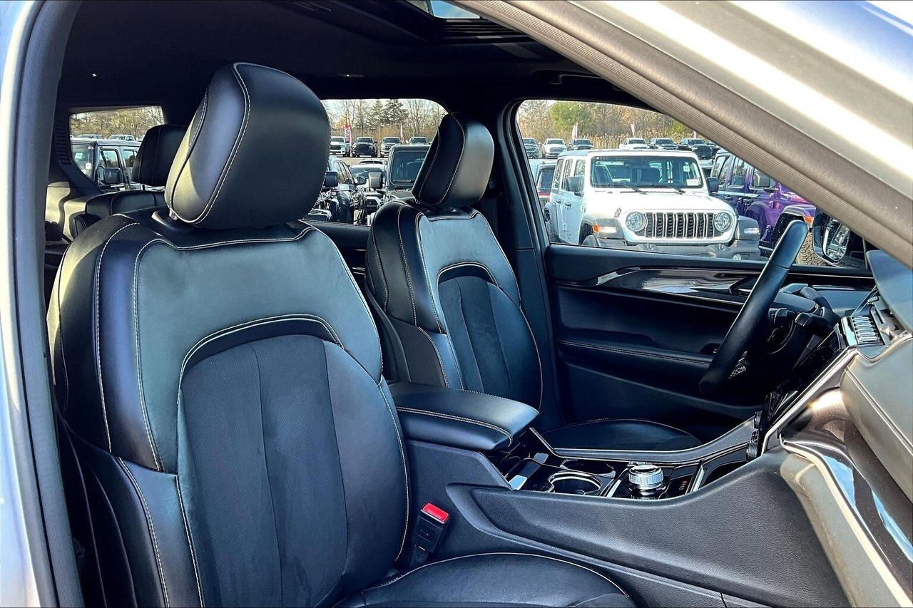 2022 Jeep Grand Cherokee L Altitude | 6Seat | Sunroof | SafetyTech | NAV |4X4 Photo