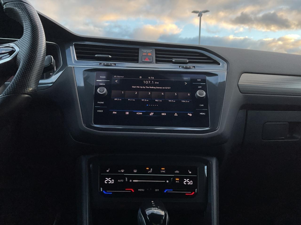 2023 Volkswagen Tiguan 2.0L Highline R-Line! AWD! Photo