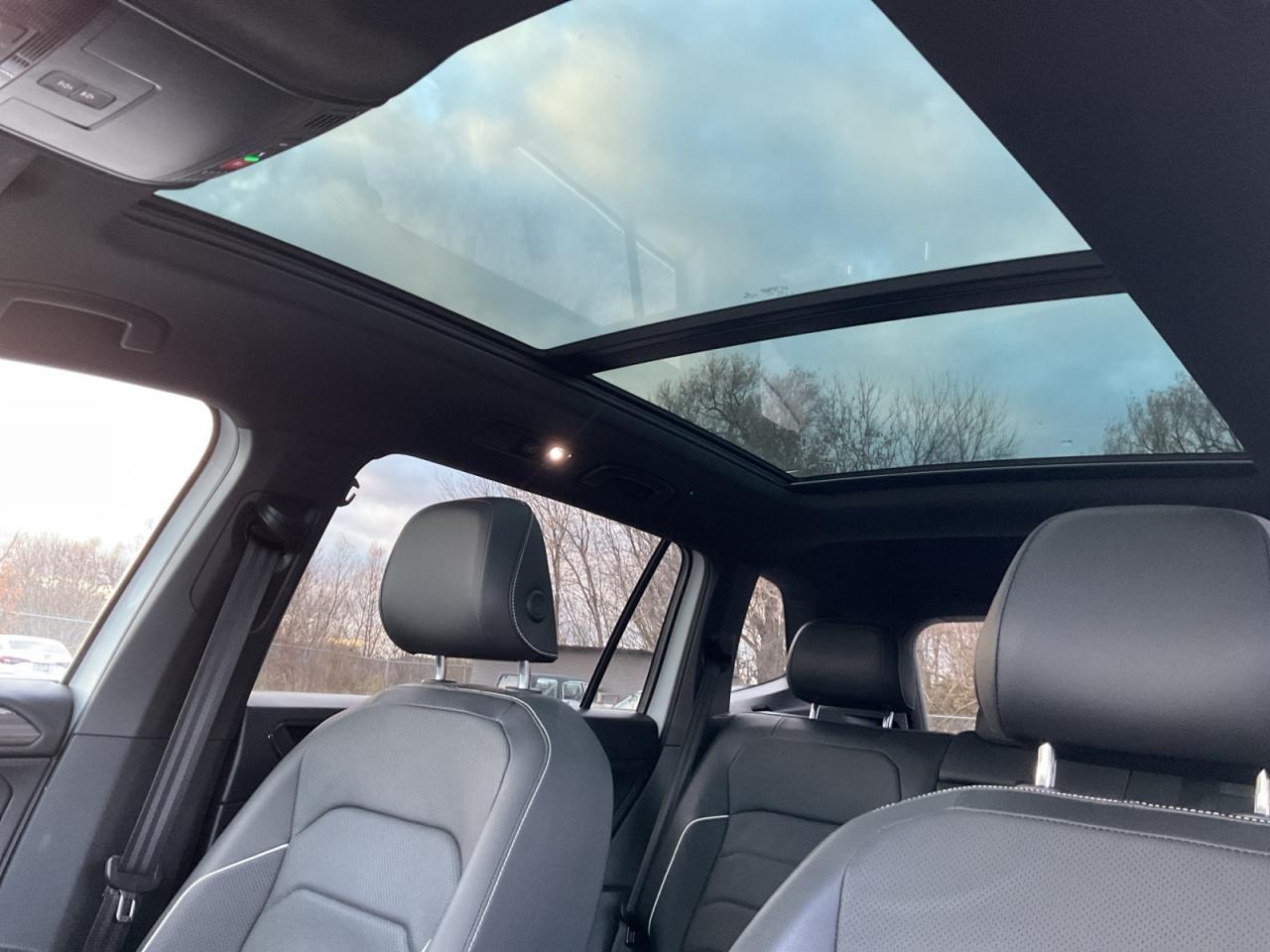 2023 Volkswagen Tiguan 2.0L Highline R-Line! AWD! Photo