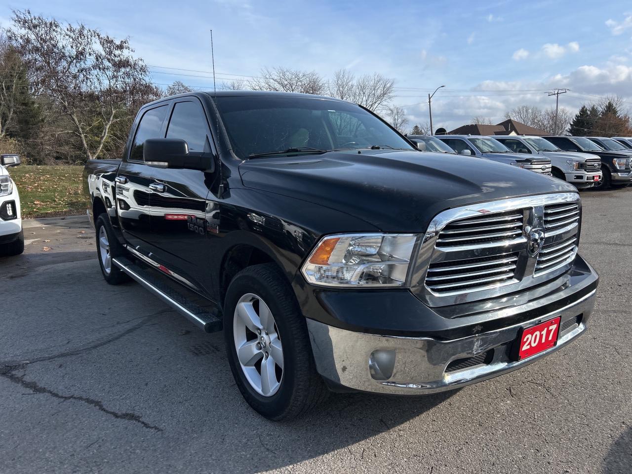 2017 RAM 1500 SLT CREW, 4X4, HEATED SEATS & STEERING WHEEL! - Photo #4
