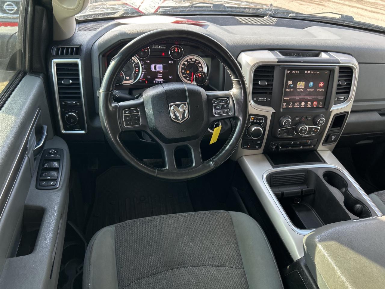 2017 RAM 1500 SLT CREW, 4X4, HEATED SEATS & STEERING WHEEL! - Photo #12