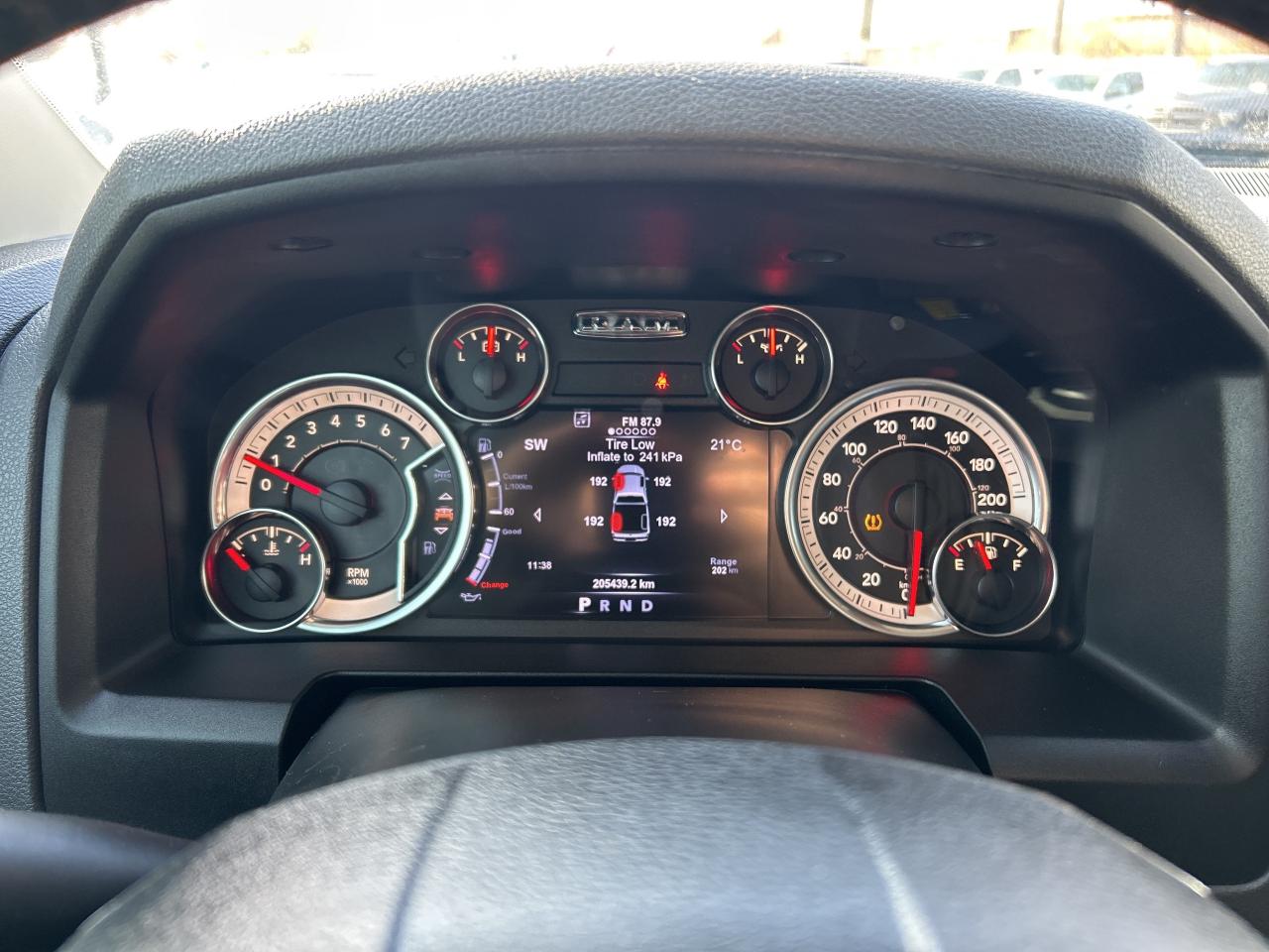 2017 RAM 1500 SLT CREW, 4X4, HEATED SEATS & STEERING WHEEL! - Photo #17