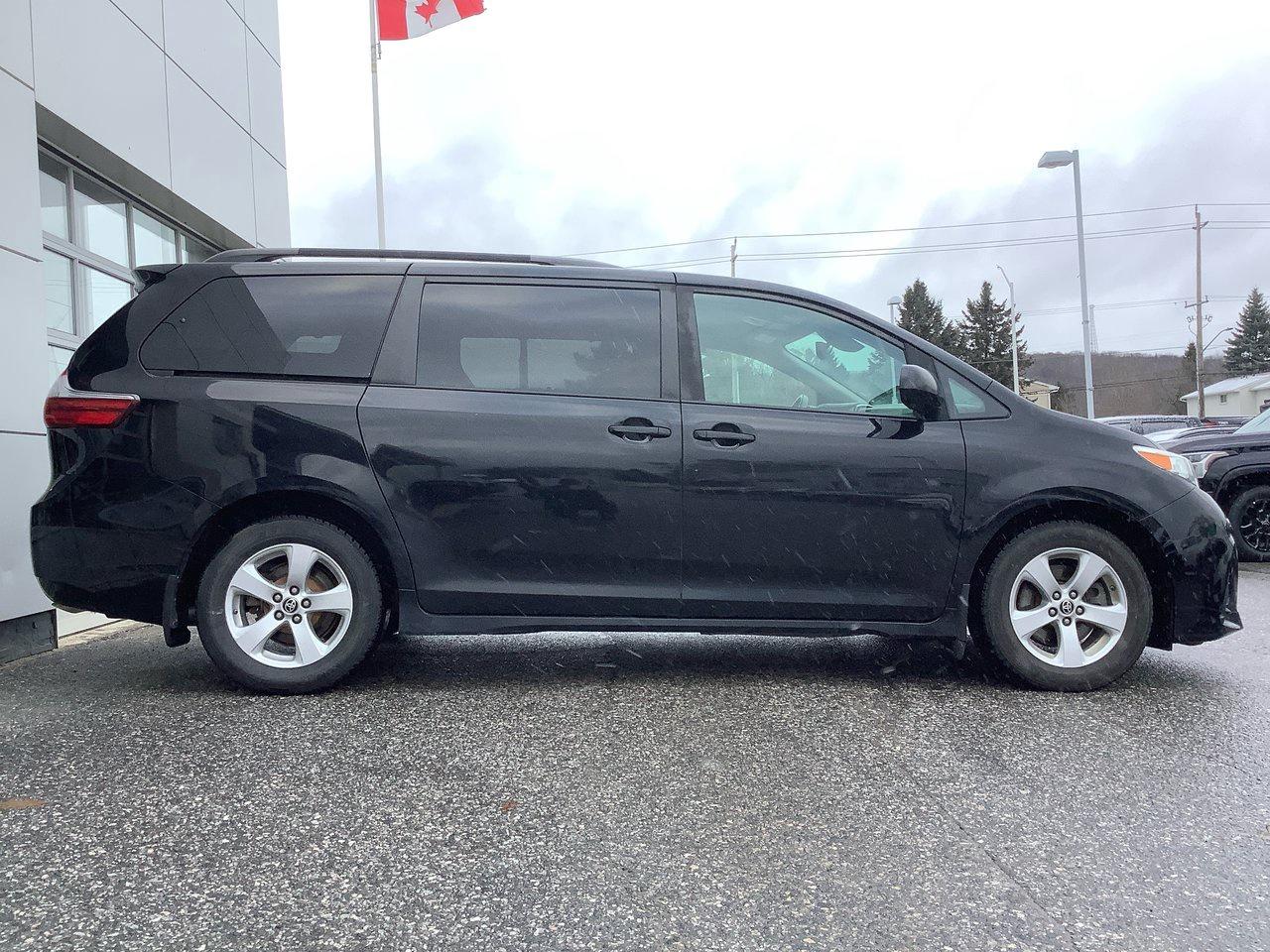2020 Toyota Sienna LE Photo3