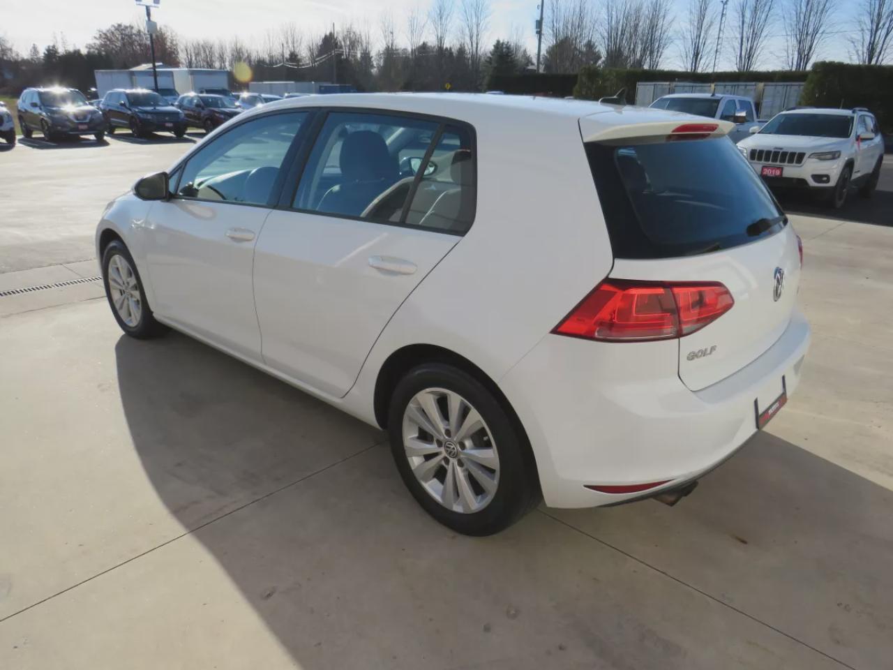 2015 Volkswagen Golf Comfortline (**CLEAN TITLE/NO ACCIDENTS!!**LOW KMS!!**5SPD MANUAL TRANSMISSION** SUNROOF**LEATHER**TRUNK TRAY**AUTO HEADLIGHTS** BLUETOOTH** CRUISE CONTROL**BACKUP CAMERA**HEATED SEATS** DUAL CLIMATE CONTROL**ALLOY WHEELS**) Photo2