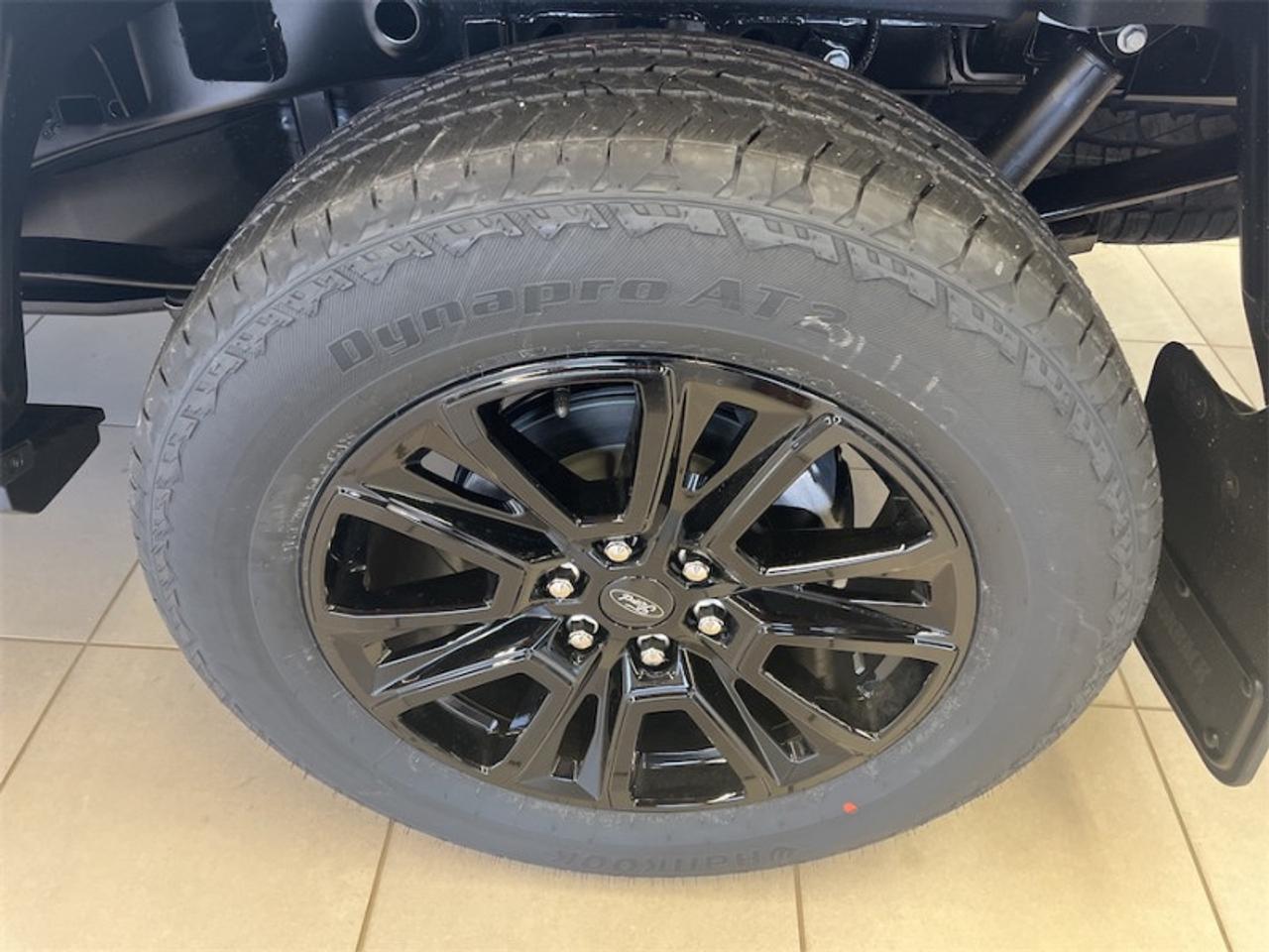 2025 Ford F-150 Platinum Photo5