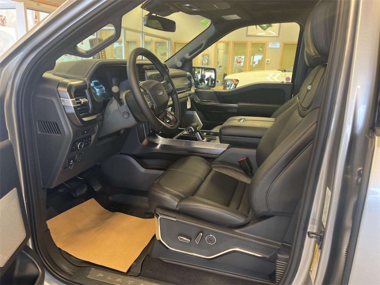 2025 Ford F-150 Platinum Photo5