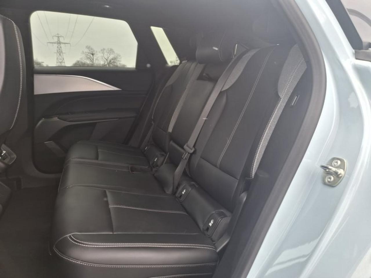 2024 Cadillac LYRIQ Tech Leather | Sunroof | Nav | Heated Seats | CarPlay + Android | Rear Camera | and More ! Photo