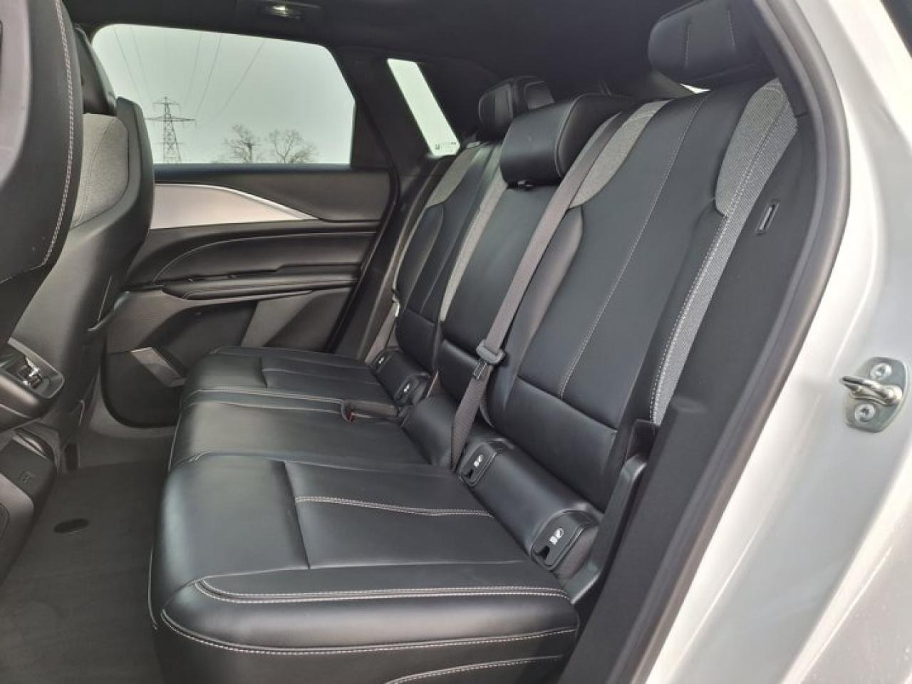 2024 Cadillac LYRIQ Tech Leather | Sunroof | Nav | Heated Seats | CarPlay + Android | Rear Camera | and More ! Photo