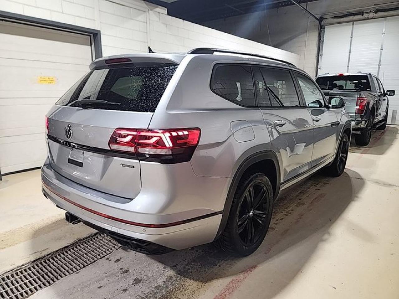 2023 Volkswagen Atlas Highline R-Line AWD | V6 | Leather | Nav | Pano Roof | Cooled + Heated Seats | and More ! Photo3