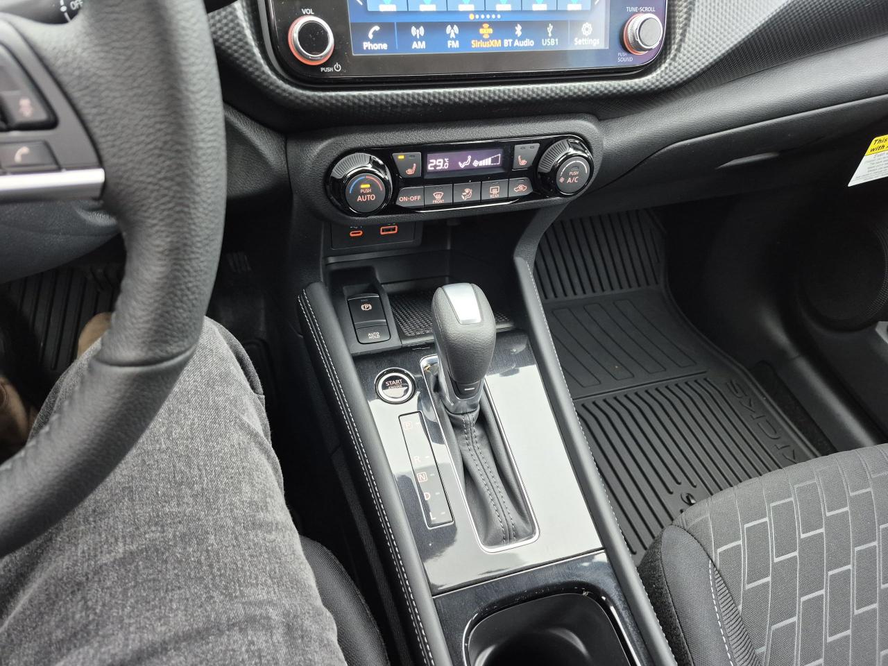 2025 Nissan Kicks Play SV FWD Photo10