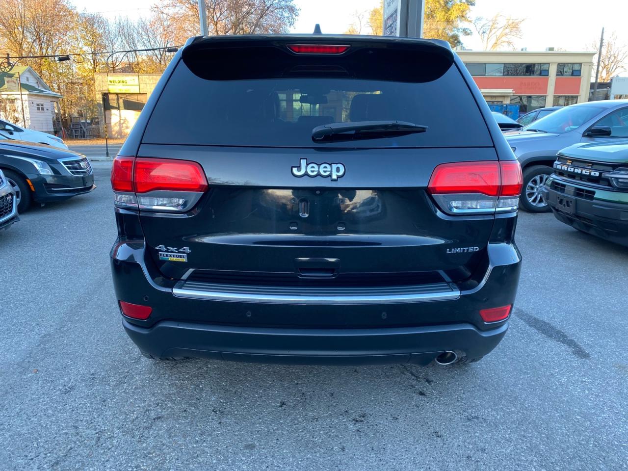 2015 Jeep Grand Cherokee Limited | 4WD | Sunroof | Power Lift Gate Photo4