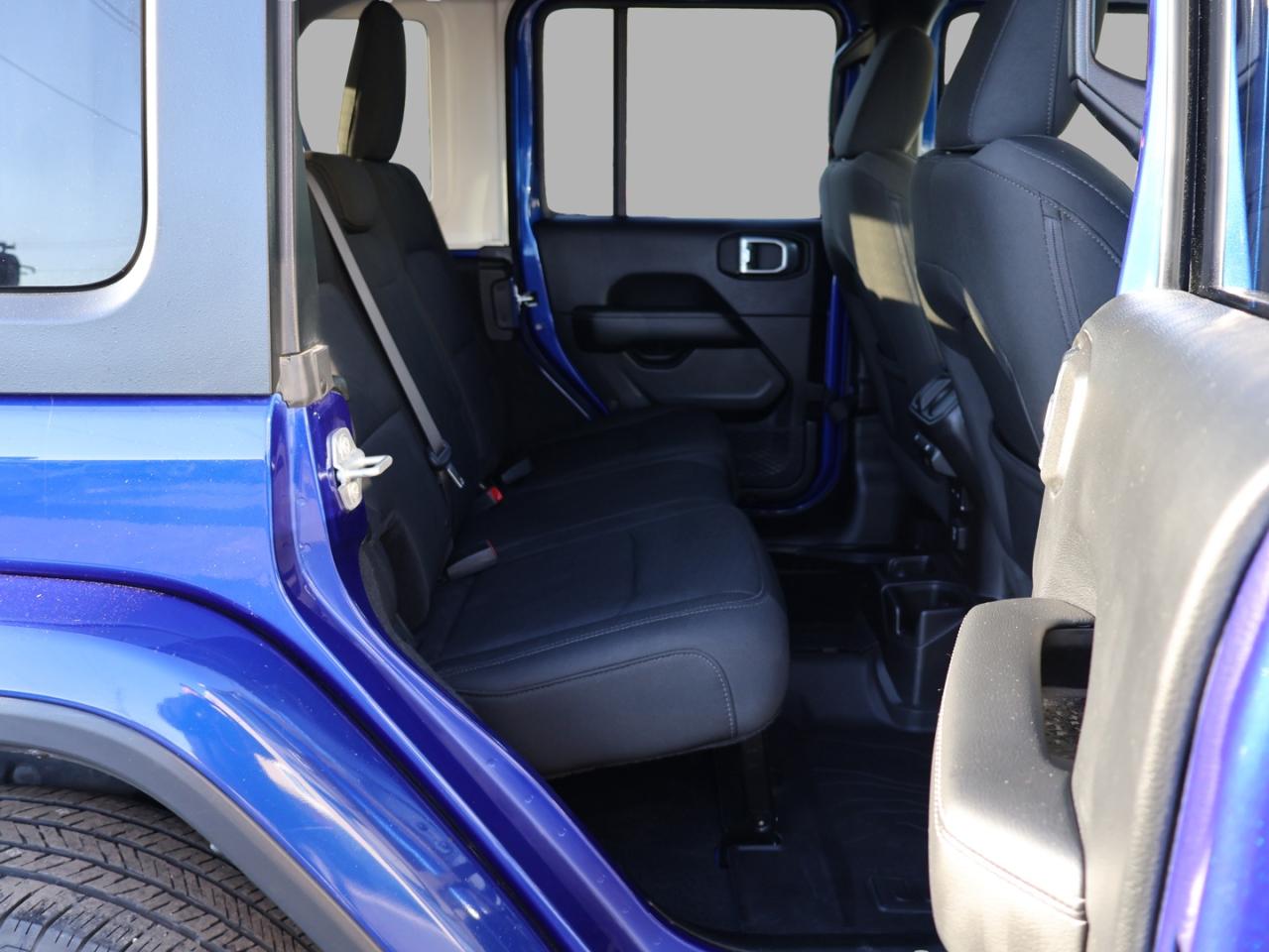 2018 Jeep Wrangler JK UNLIMITED SAHARA 4WD CERTIFIED *1 OWNER*ACCIDENT FREE*DODGE MAINTAIN* CAMERA NAV BLUETOOTH HEATED SEATS/STEERING CRUISE ALLOYS - Photo #16