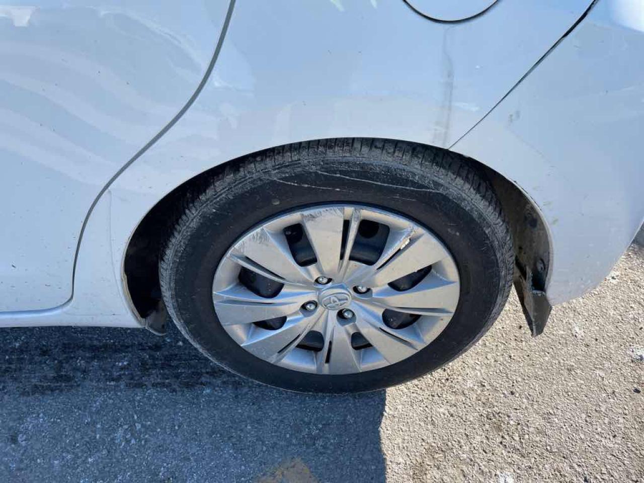 2015 Toyota Yaris  - Photo #18